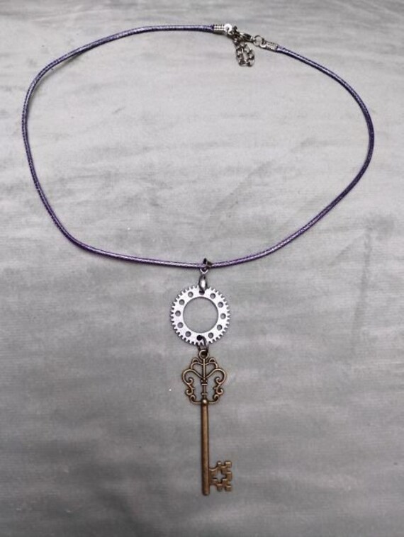 Kette Steampunk, Zahnrad Und Schlüssel Groß, Violett/Silber, Einzelstück Kette Steampunk, Zahnrad Und Schlüssel Groß, Violett/Silber, Einzelstück von LeChatNoirCollection