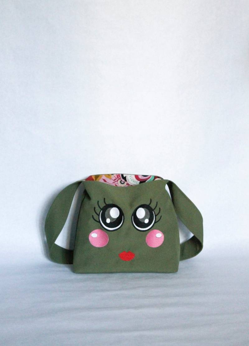 Handtasche Stoff Olivgrün Gestickten Gesicht Kawaii Niedlich Schwarzäugige Wangen Rosen Doppelte Rote Lippen Badematte Bedruckt Krepp von LeDedArpine