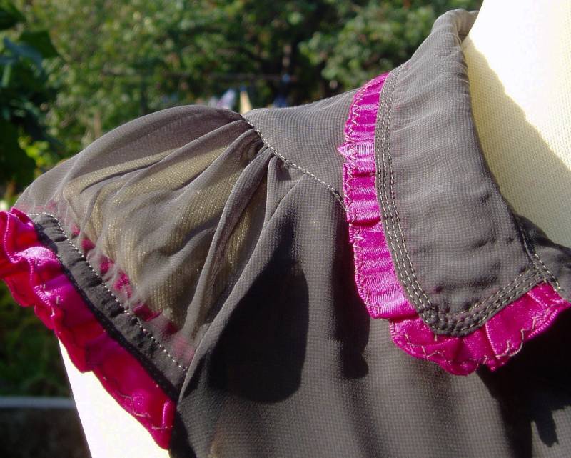 Hoher Kragen Kleine Claudine Bluse Mini Ausgefallene Ärmel Kugel Grünen Schleier Mandel Versteckt Rüschen Satin Fuchsia von LeDedArpine