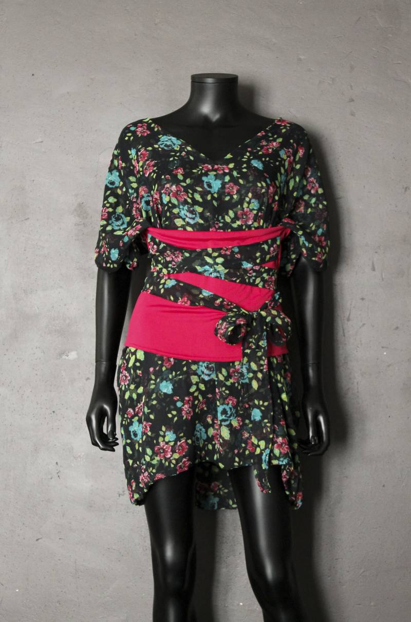 Kleid Kurz Frühjahr Sommer V-Ausschnitt Schwarzen Schleier Türkis Fuchsie Blüten Grüngürtel Gedruckt Verlässt Himbeer Links Jersey Obi Krawatte von LeDedArpine