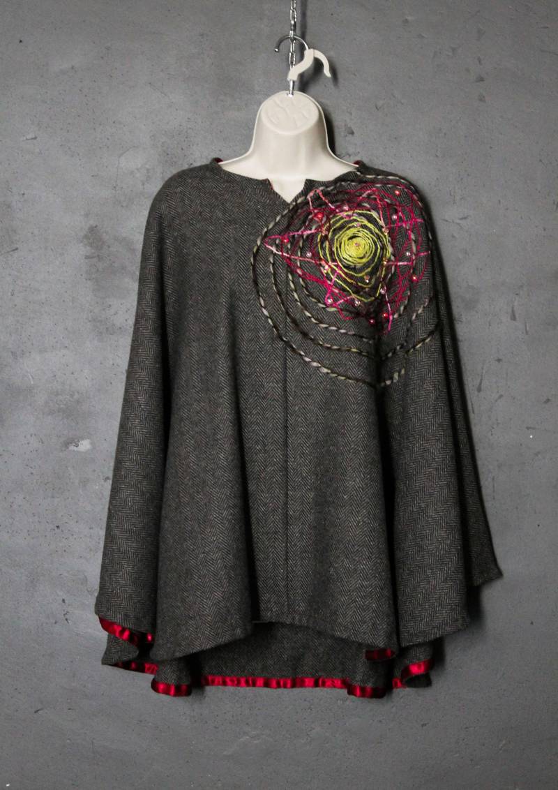 Poncho-Umhang Aus Gekämmter Wolle, Hochwertiges Tweed-Fischgrätenmuster, Farbe Taupe, Handbestickt, Funkelnde Perlen, Farbige Bänder, Größe M von LeDedArpine