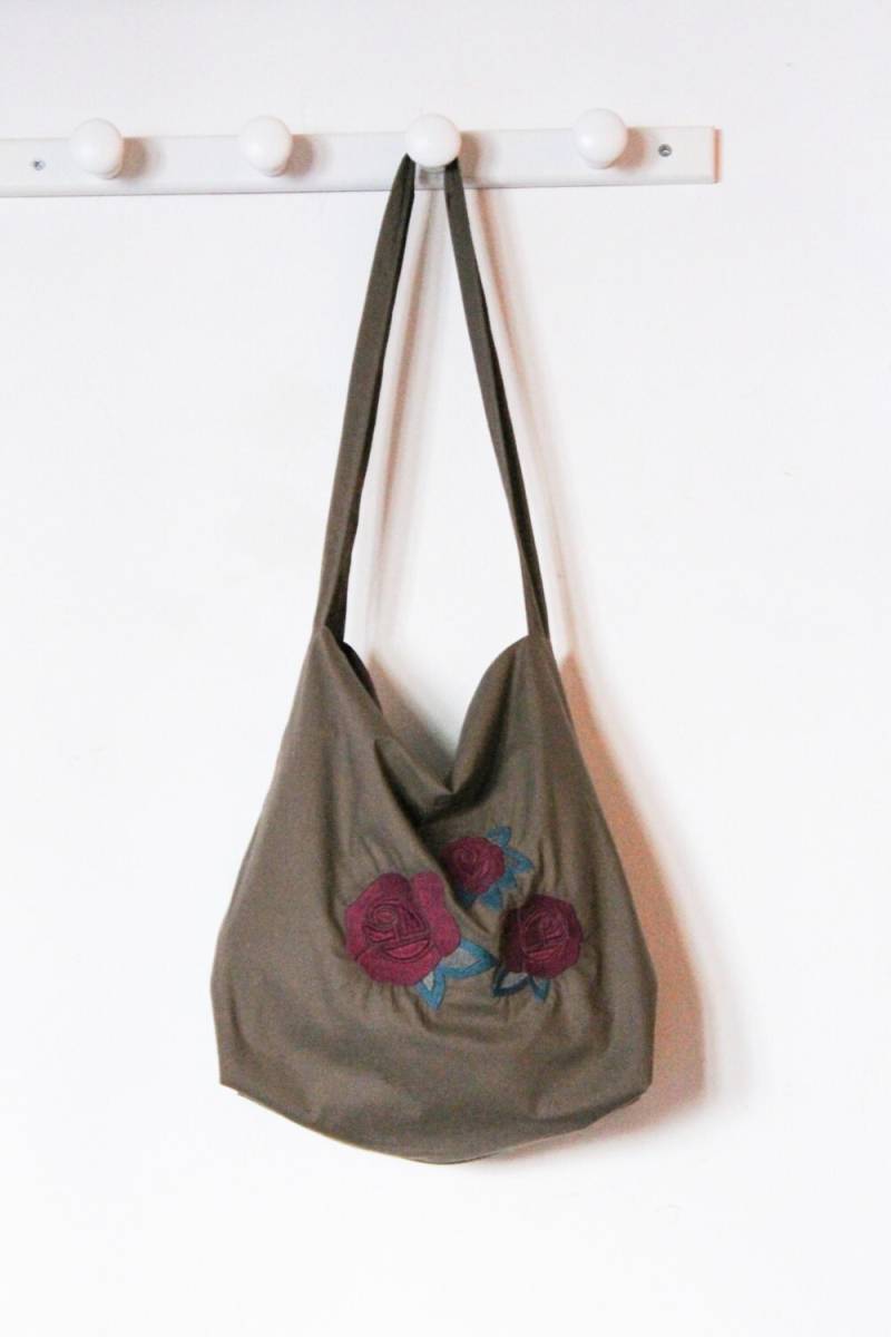 Schultergetragene Handtasche Aus Taupe Baumwolle Leinwand Bestickt Mit 3 Rosa Rosen Violine Futter in Großen Modell Pflaume Schultergetragene Handtasche Aus Taupe Baumwolle Leinwand Bestickt Mit 3 Rosa Rosen Violine Futter in Großen Modell Pflaume von LeDedArpine