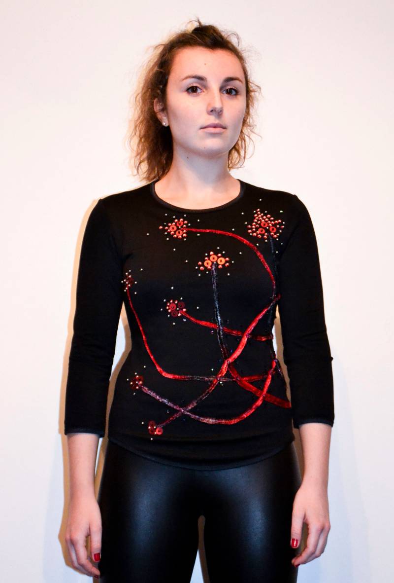 Schwarzes Top T-Shirt Ärmel 3/4 Trikot Hand Strauß Blumen Perlen Pailletten Glitzer Wendungen Monochrome Farbtöne Von Rotem Samt Bestickt Lycra von LeDedArpine