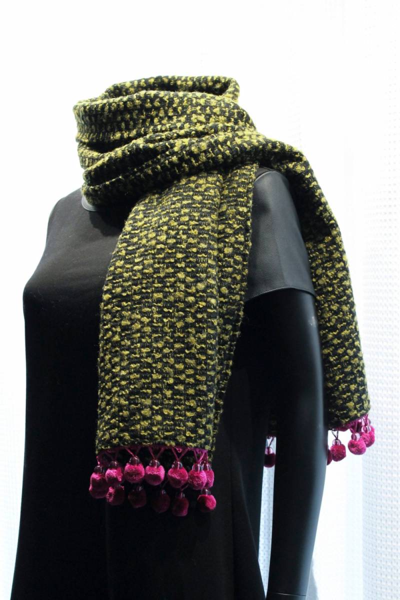 Stolaschal Aus Khakigrünem Und Schwarzem Strickstoff Mit Himbeerfarbenen Perlenpompons, Einheitsgröße von LeDedArpine