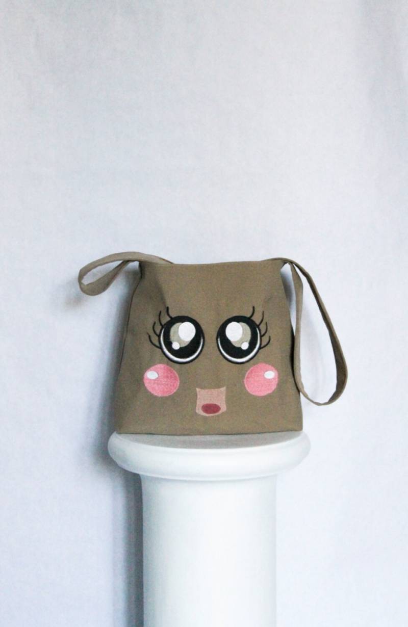 Tasche in Beige Sand Stoff Hand Gestickten Gesicht Kawaii Schwarzäugige Wangen Rosen Mit Offenem Mund Doppelte Badematte Bedruckt Krepp von LeDedArpine