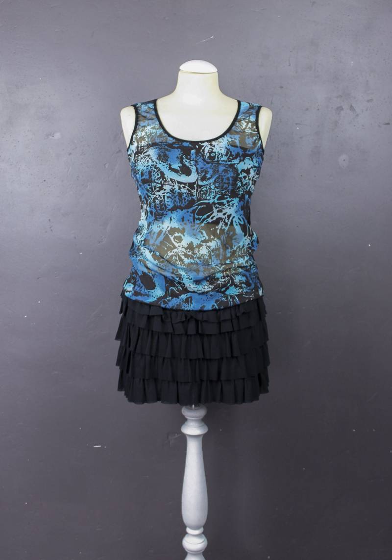 Top Casting Frau Hals Blau Weiße Grafik Print Schwarze Netzstrümpfe Tm von LeDedArpine