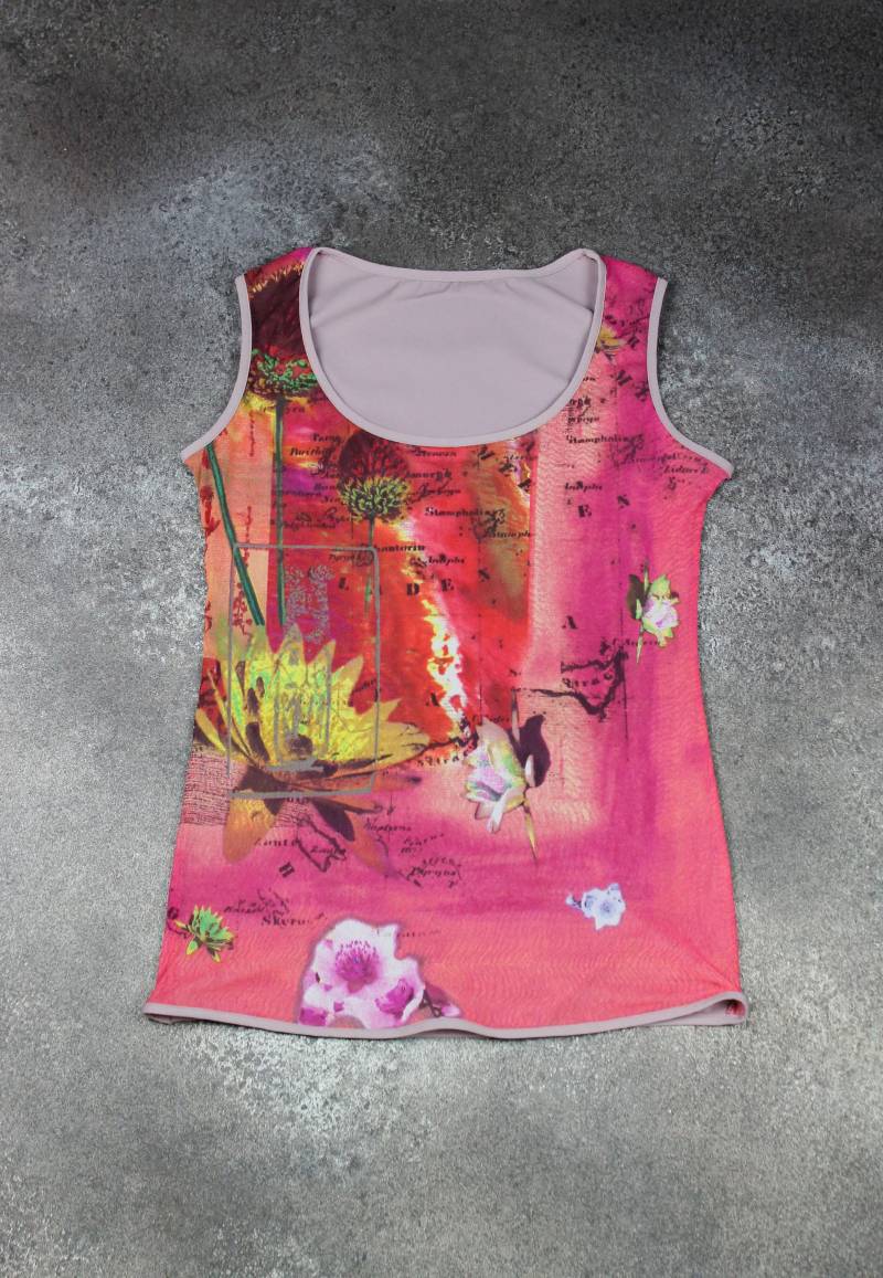 Top Casting Frau Wurde Hals Runde Gedruckte Stretch Fishnet Reisekarte Explorer Rosa Blüten Tönen Waterlily Tm von LeDedArpine