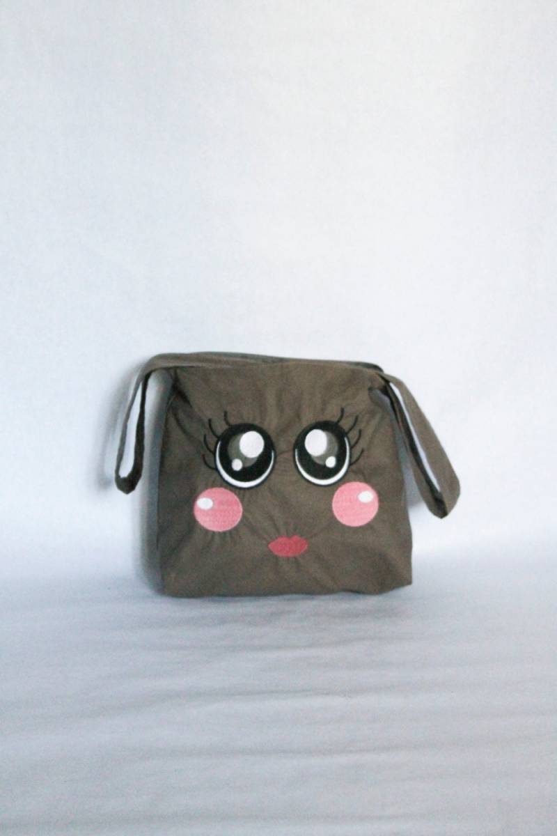 stoff Handtasche Taupe Bestickt Gesicht Kawaii Augen Wangen Lippen Alt Rosa Rosen von LeDedArpine