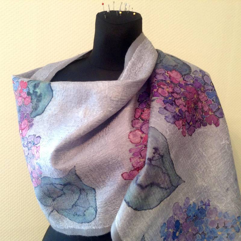 Gefilzter Merino Wollschal Grauer Seidenschal Mit Handgemalten Blumen Gefilzter Merino Wollschal Grauer Seidenschal Mit Handgemalten Blumen von LeDifelt
