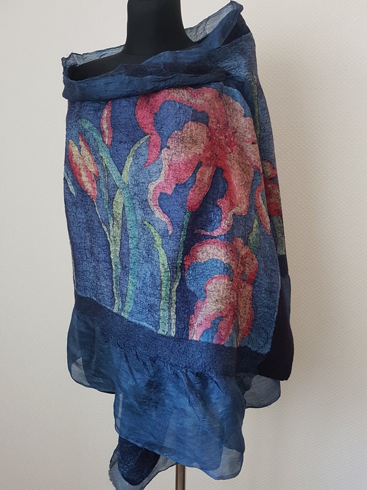 Gefilzter Schal Aus Merinowolle Dunkelblauer Seidenschal Mit Irisblumen von LeDifelt