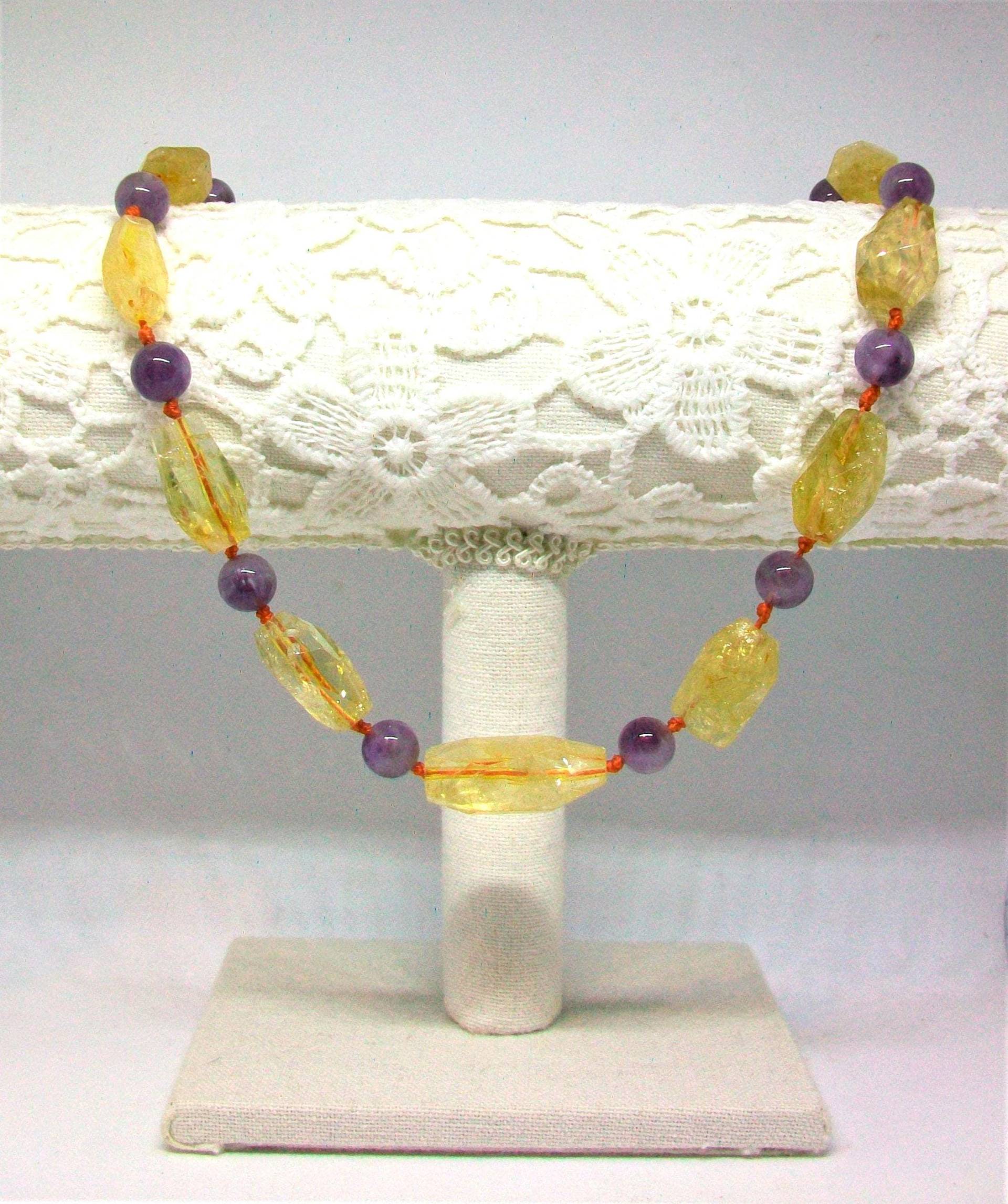 Halskette Mit Natürlichen Citrinquarz - Und Amethystkugeln, 45 cm Lang Halskette Mit Natürlichen Citrinquarz - Und Amethystkugeln, 45 cm Lang von LeGioiediFramarida