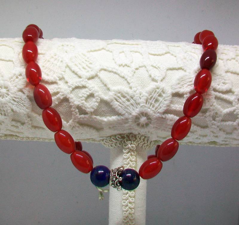 Halskette Mit Natursteinen Aus Rotem Achat Und Lapislazuli, 47 cm Lang von LeGioiediFramarida