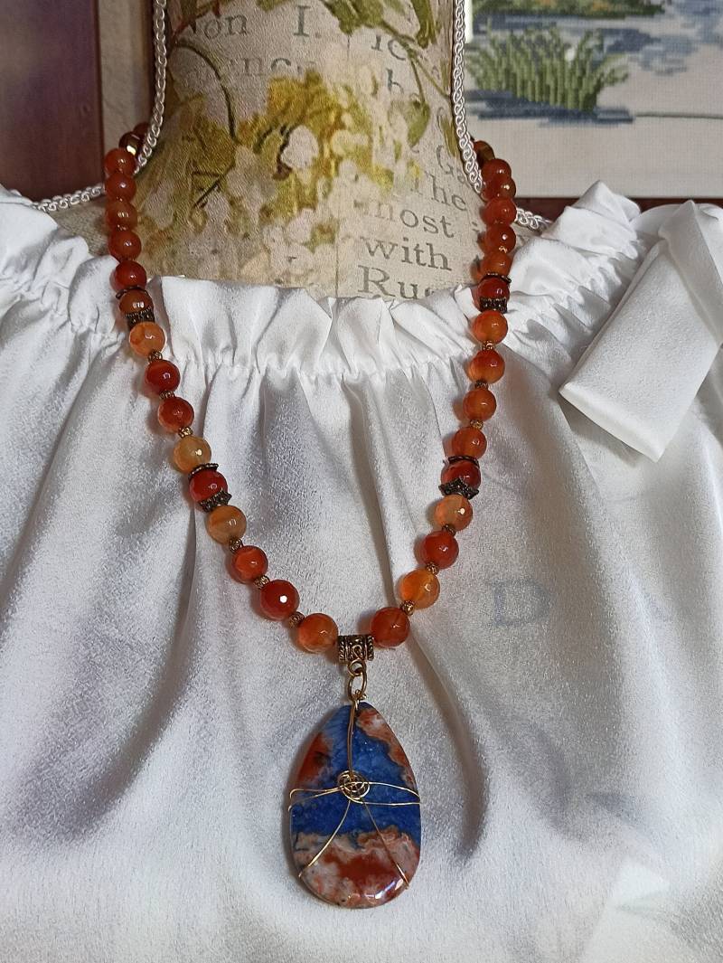 Halskette Mit Natursteinkugeln Aus Karneol Und Anhängertropfen Sodalith, Länge 60 cm Halskette Mit Natursteinkugeln Aus Karneol Und Anhängertropfen Sodalith, Länge 60 cm von LeGioiediFramarida