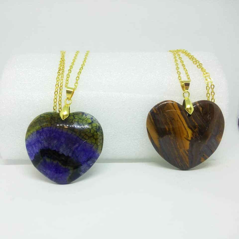 Halsketten Mit Kette Und Anhänger Aus Natursteinen in Herzform Halsketten Mit Kette Und Anhänger Aus Natursteinen in Herzform von LeGioiediFramarida