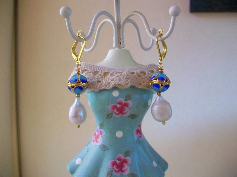 Ohrhänger Mit Barocken Zuchtperlen, Cloisonné-Perlen Und Messing, 5 cm von LeGioiediFramarida