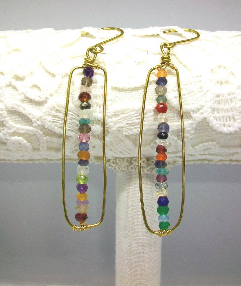 Tropfenohrringe Aus Vergoldetem Messing Mit Kleinen Natursteinen, 75 Mm Tropfenohrringe Aus Vergoldetem Messing Mit Kleinen Natursteinen, 75 Mm von LeGioiediFramarida