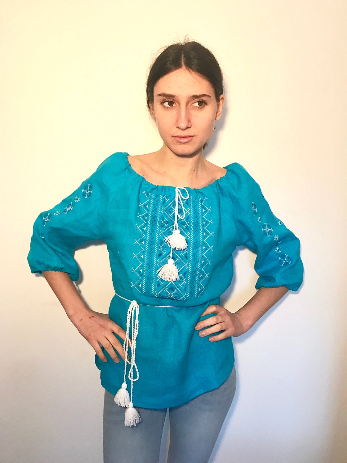 "Türkis-Coachella Boho Ukrainisch Bestickte "Vyshyvanka" Leinenbluse." von LeLaBla