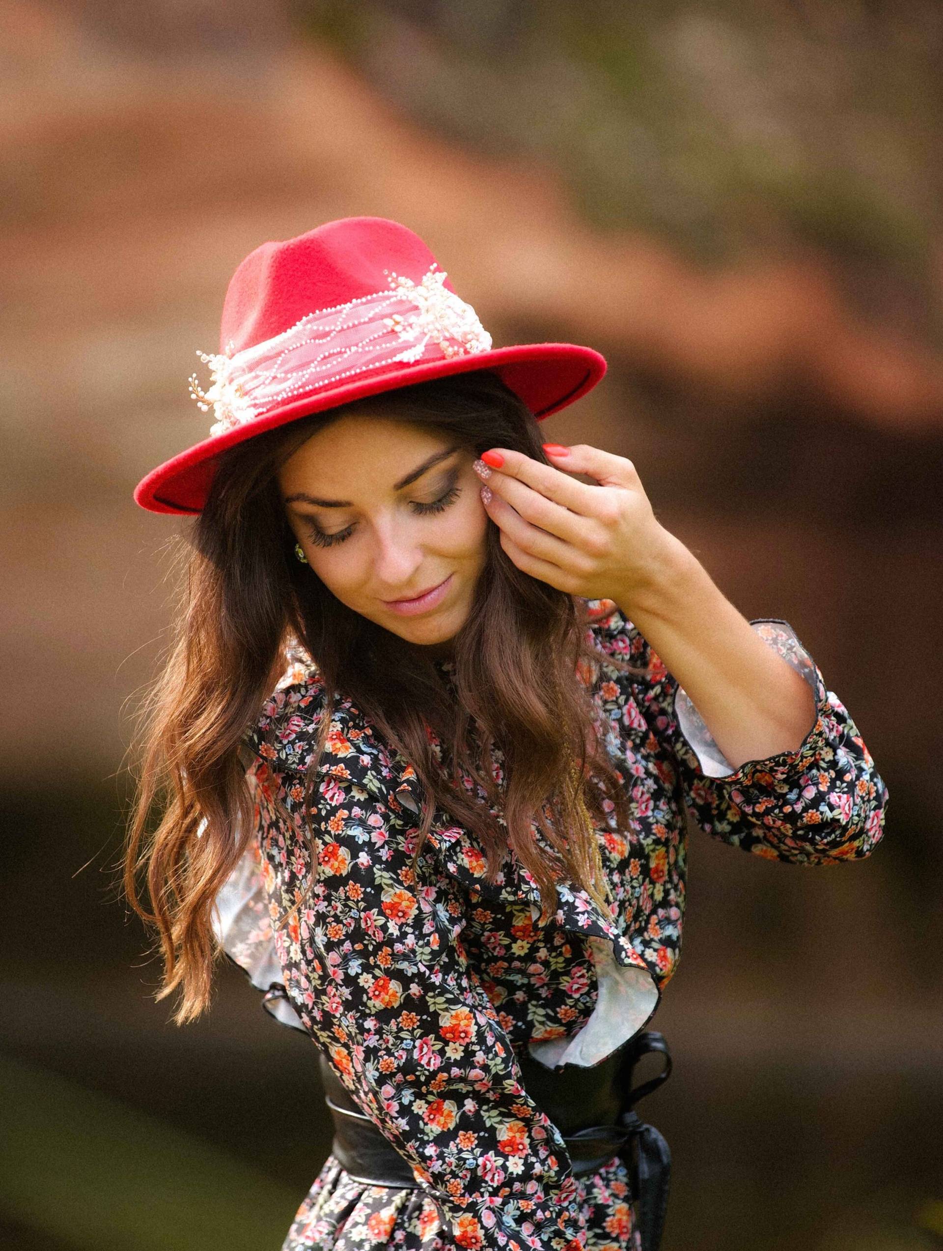 Fedora Hut Mit Perlen Band, Eleganter Roter Fedora Hut Mit Perlen Band, Eleganter Roter von LeLeSoulmade