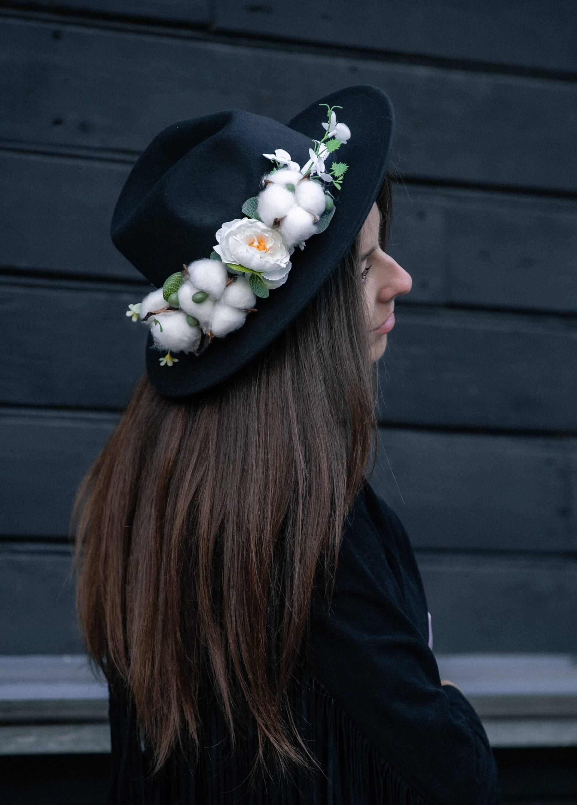 Schwarz-Weißer Hochzeit Fedora Hut Mit Getrockneten Blumen, Wolle Schwarzer von LeLeSoulmade