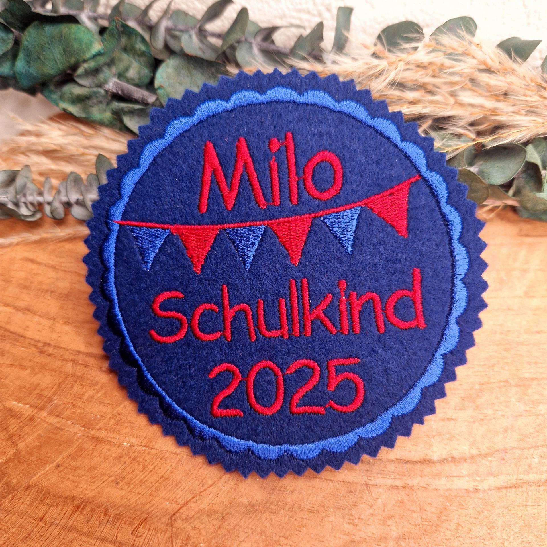 Button Schulkind 2025 Mit Namen - Zum Aufbügeln Bügelbild Einschulung Schultasche Rot Blau Personalisiert Button Schulkind 2025 Mit Namen - Zum Aufbügeln Bügelbild Einschulung Schultasche Rot Blau Personalisiert von LeLynsKreativwelt