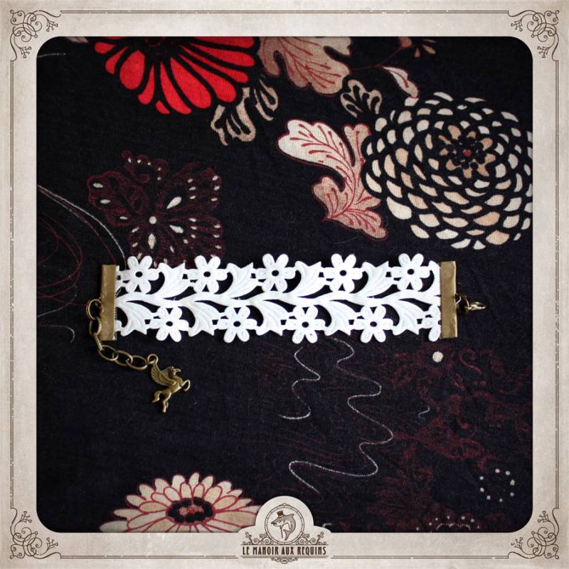 Florale Spitze Verstellbares Armband Spitze Weiße Blumen Und Pegasus Bronze Brr010 von LeManoirAuxRequins