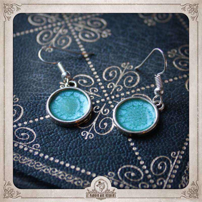 Prisme 12mm Silber Ohrringe in Türkisblau Emailliert Und Lackiert Mit Harz Bopr002 von LeManoirAuxRequins