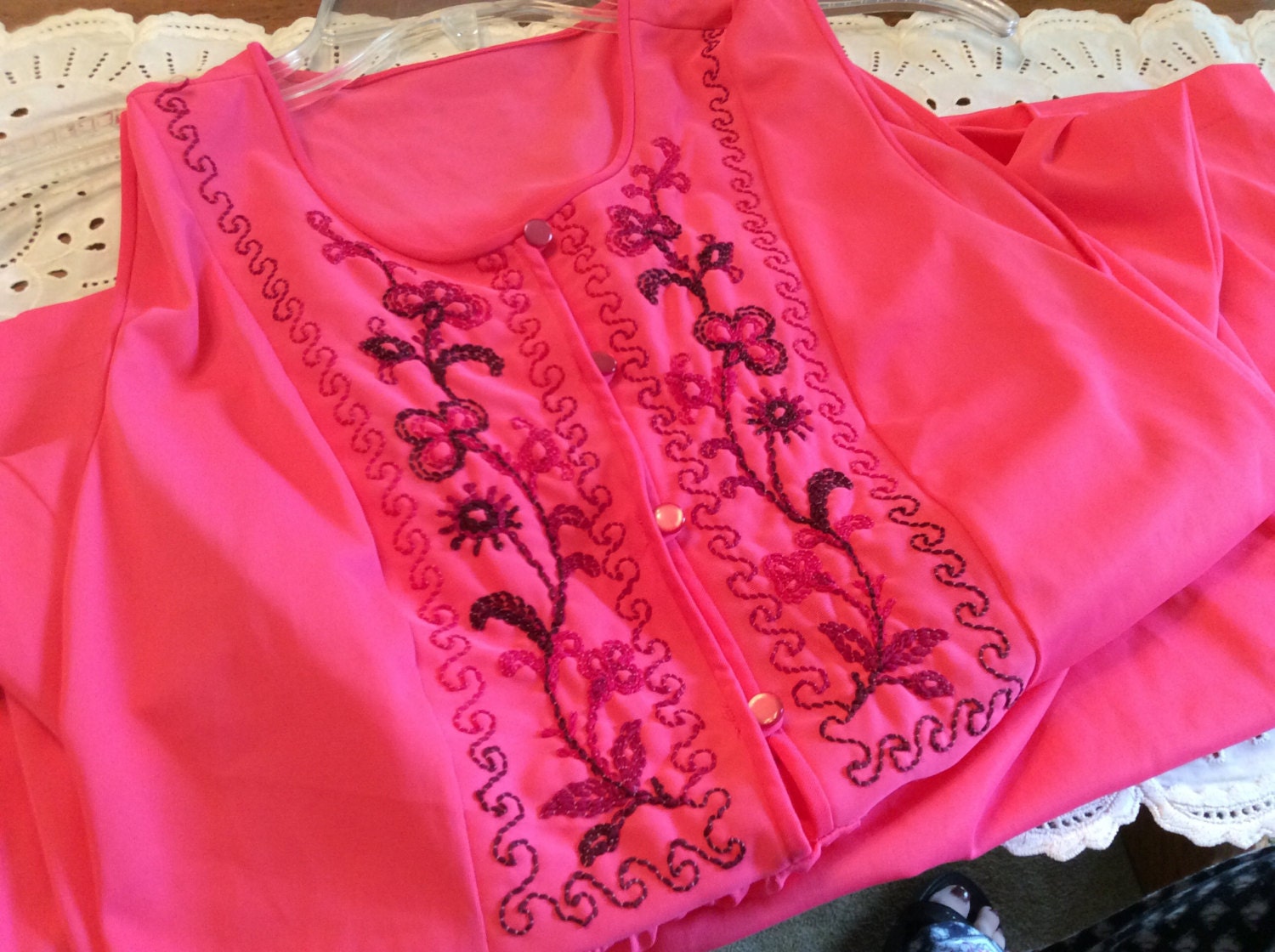 Koralle Bei Nacht Vintage 1960Er -70Er Jahre Gossard Artemis Coral Nylon Nachtkleid - Größe L Koralle Bei Nacht Vintage 1960Er -70Er Jahre Gossard Artemis Coral Nylon Nachtkleid - Größe L von LeMillesimeBrocante