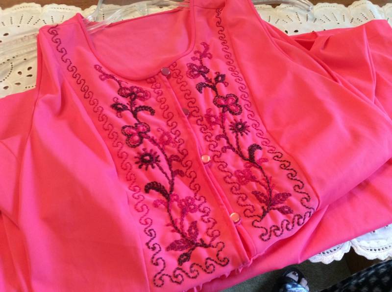Koralle Bei Nacht Vintage 1960Er -70Er Jahre Gossard Artemis Coral Nylon Nachtkleid - Größe L Koralle Bei Nacht Vintage 1960Er -70Er Jahre Gossard Artemis Coral Nylon Nachtkleid - Größe L von LeMillesimeBrocante