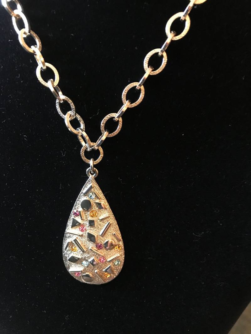 Mein Sultan Vintage 1959 Sara Coventry "Sultana" Goldfarbene Konfetti Teardrop Halskette Mein Sultan Vintage 1959 Sara Coventry "Sultana" Goldfarbene Konfetti Teardrop Halskette von LeMillesimeBrocante