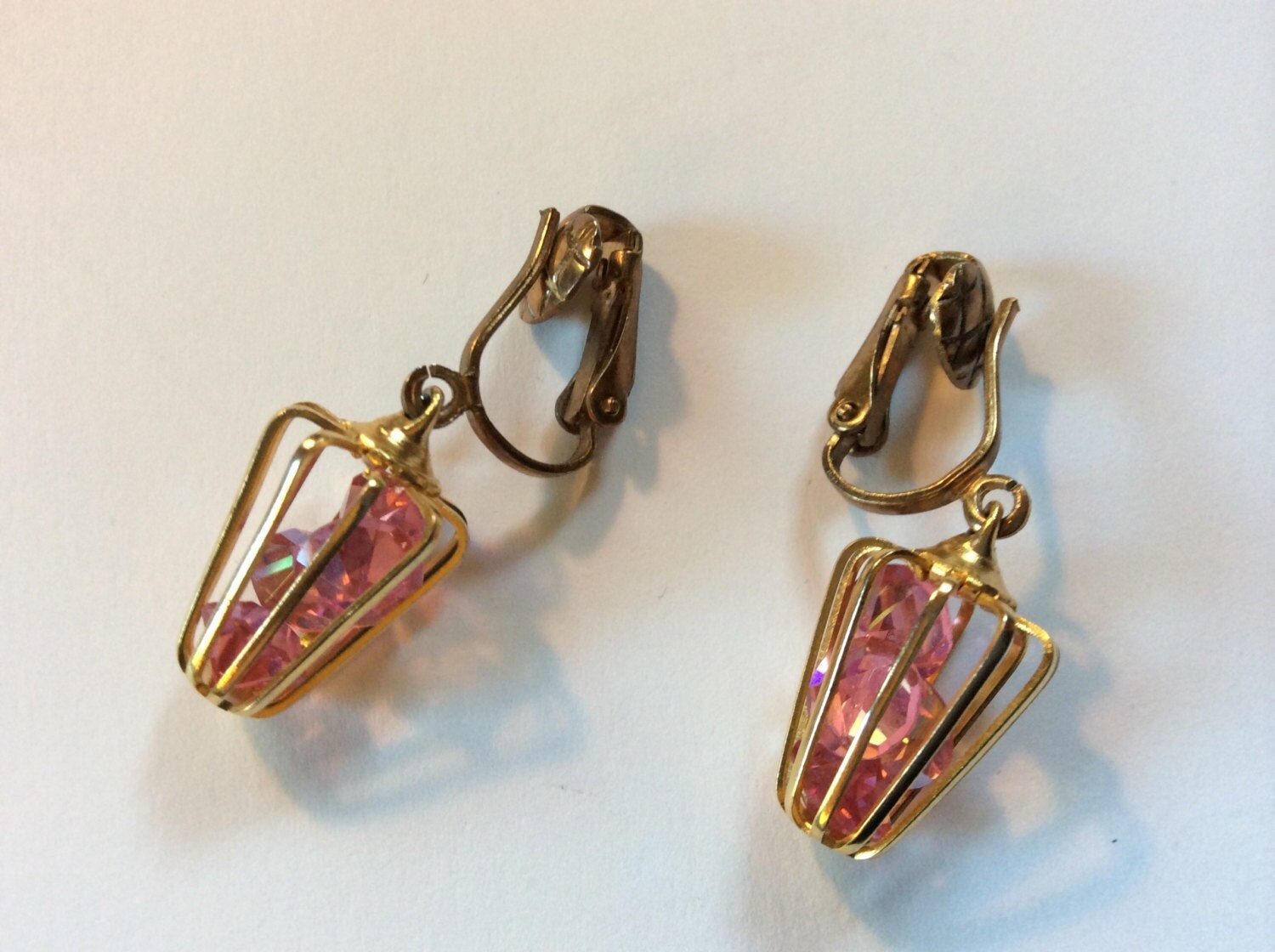 Vogel Am Draht 1960Er Clip Vogelkäfig Goldfarbene Ohrringe Mit 4 Pink Aurora Borealis Steinen Vogel Am Draht 1960Er Clip Vogelkäfig Goldfarbene Ohrringe Mit 4 Pink Aurora Borealis Steinen von LeMillesimeBrocante