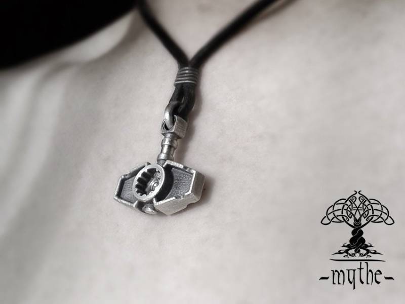 Herren Halskette Hammer, Silber Hammer Anhänger, Cyberpunk Halskette, Waffe Krieger Halskette. Pendentif Pour Homme von LeMythe