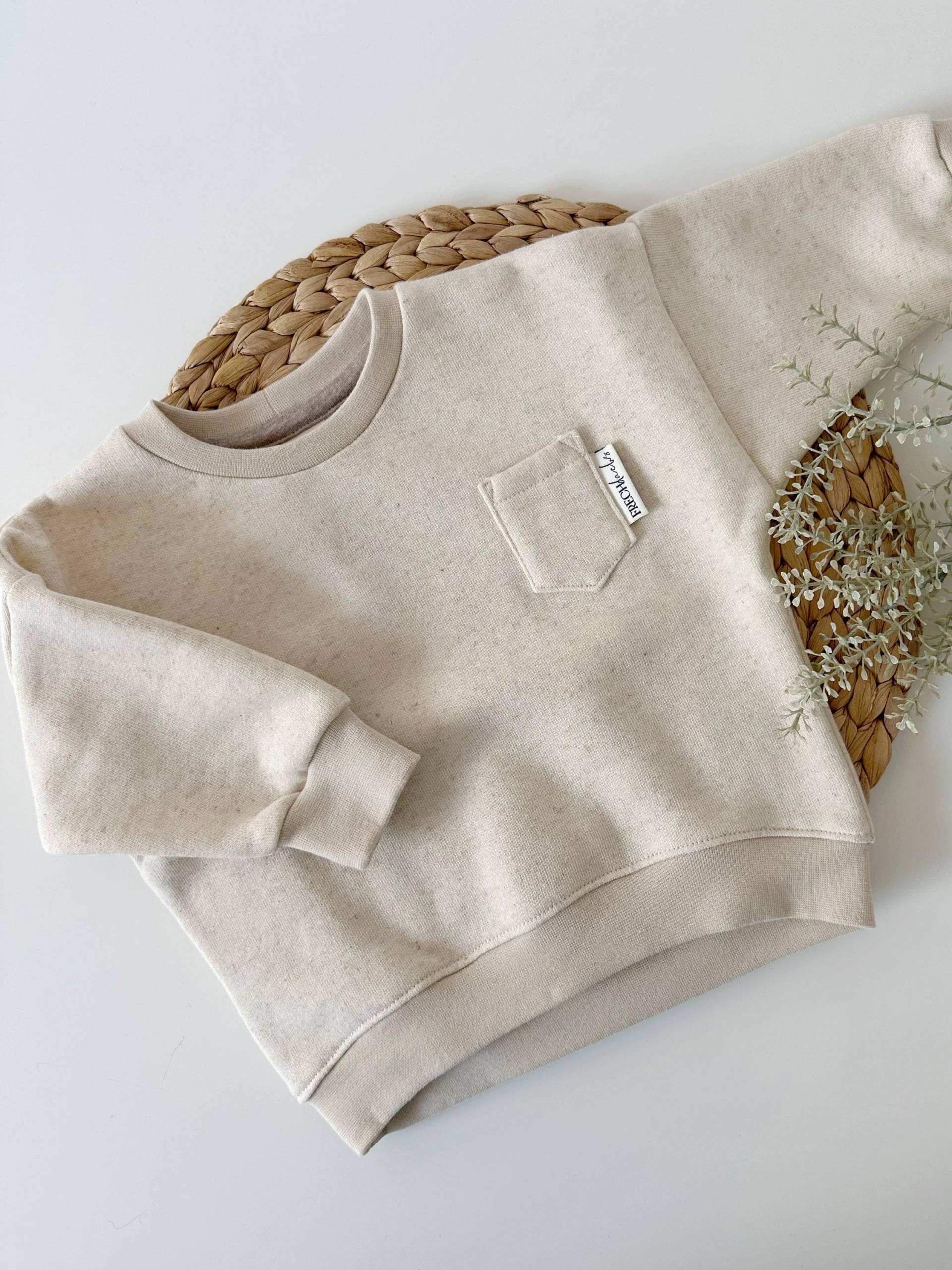 Baby Kinder Pullover in Creme Meliert Mit Brusttasche Genderneutrale Babykleidung Baby Kinder Pullover in Creme Meliert Mit Brusttasche Genderneutrale Babykleidung von LeNadelHandmade