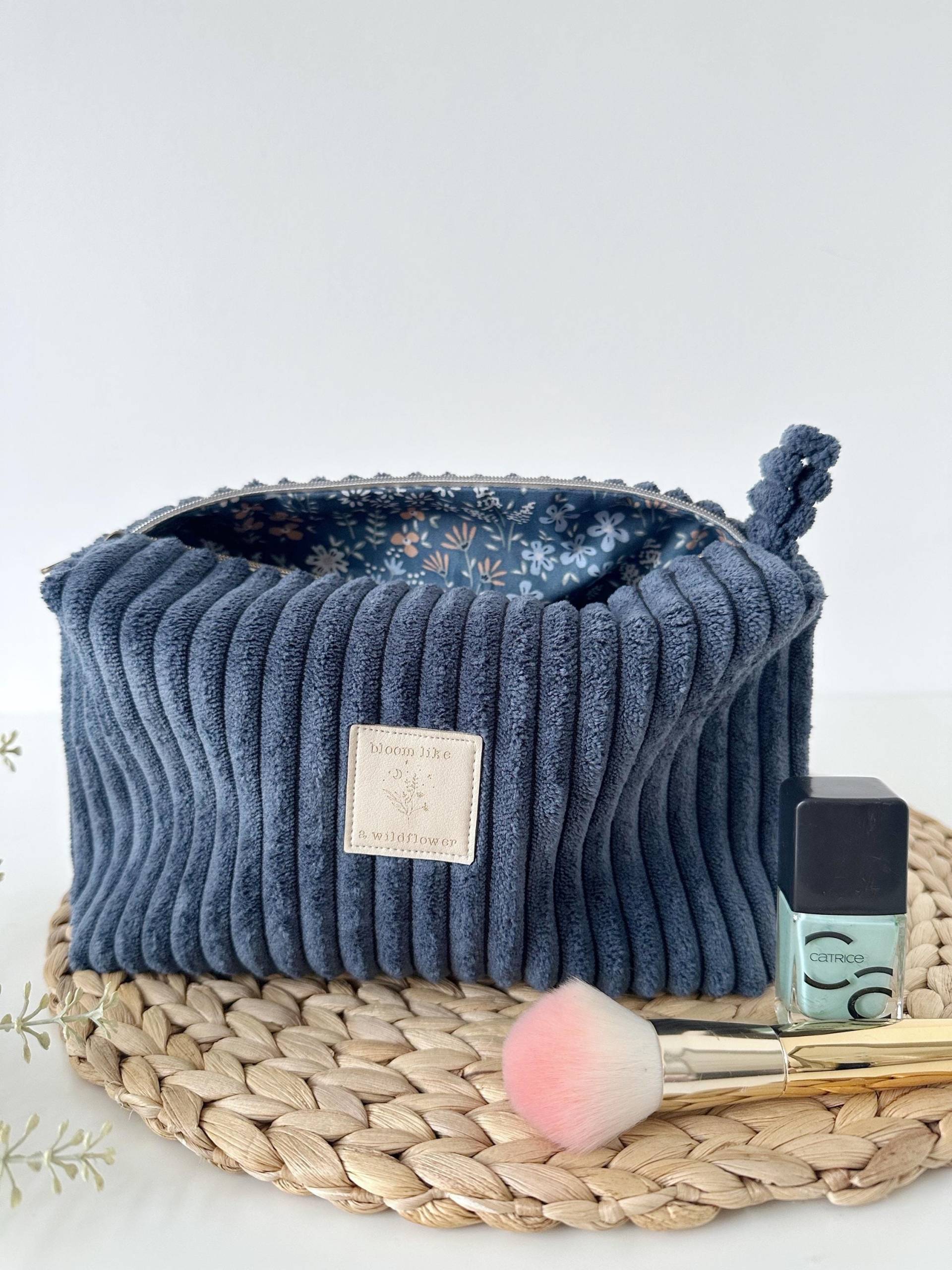 Handgemachte Kosmetiktasche Aus Cord Blau Mit Geblümten Innenfutter // Art.nr. Ko-06-L Handgemachte Kosmetiktasche Aus Cord Blau Mit Geblümten Innenfutter // Art.nr. Ko-06-L von LeNadelHandmade