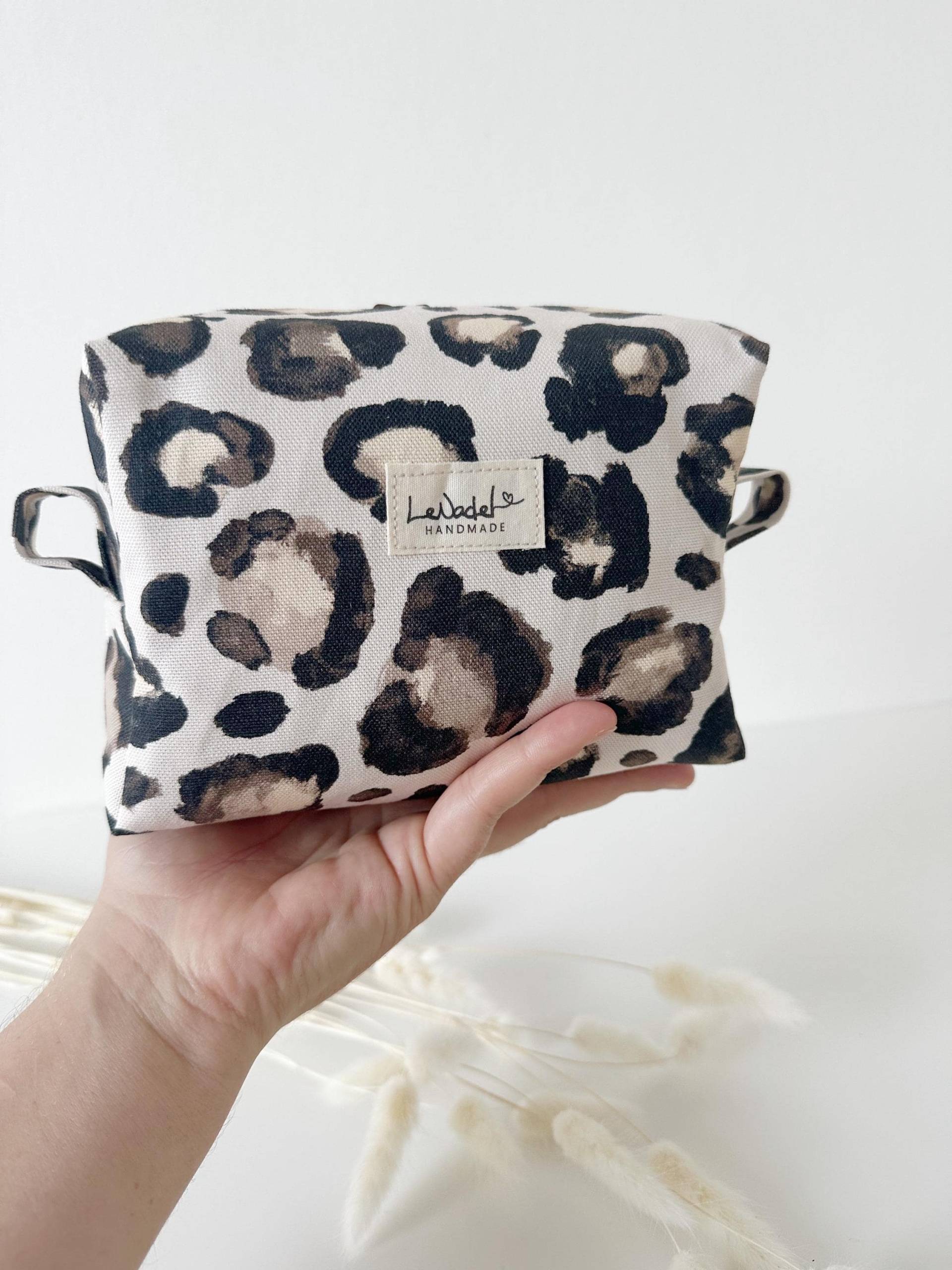 Handgemachte Kosmetiktasche Aus Stabiler Baumwolle Leo Print // Art.nr. Bb-01-Leo Handgemachte Kosmetiktasche Aus Stabiler Baumwolle Leo Print // Art.nr. Bb-01-Leo von LeNadelHandmade