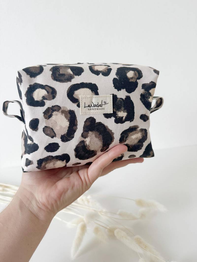 Handgemachte Kosmetiktasche Aus Stabiler Baumwolle Leo Print // Art.nr. Bb-01-Leo von LeNadelHandmade