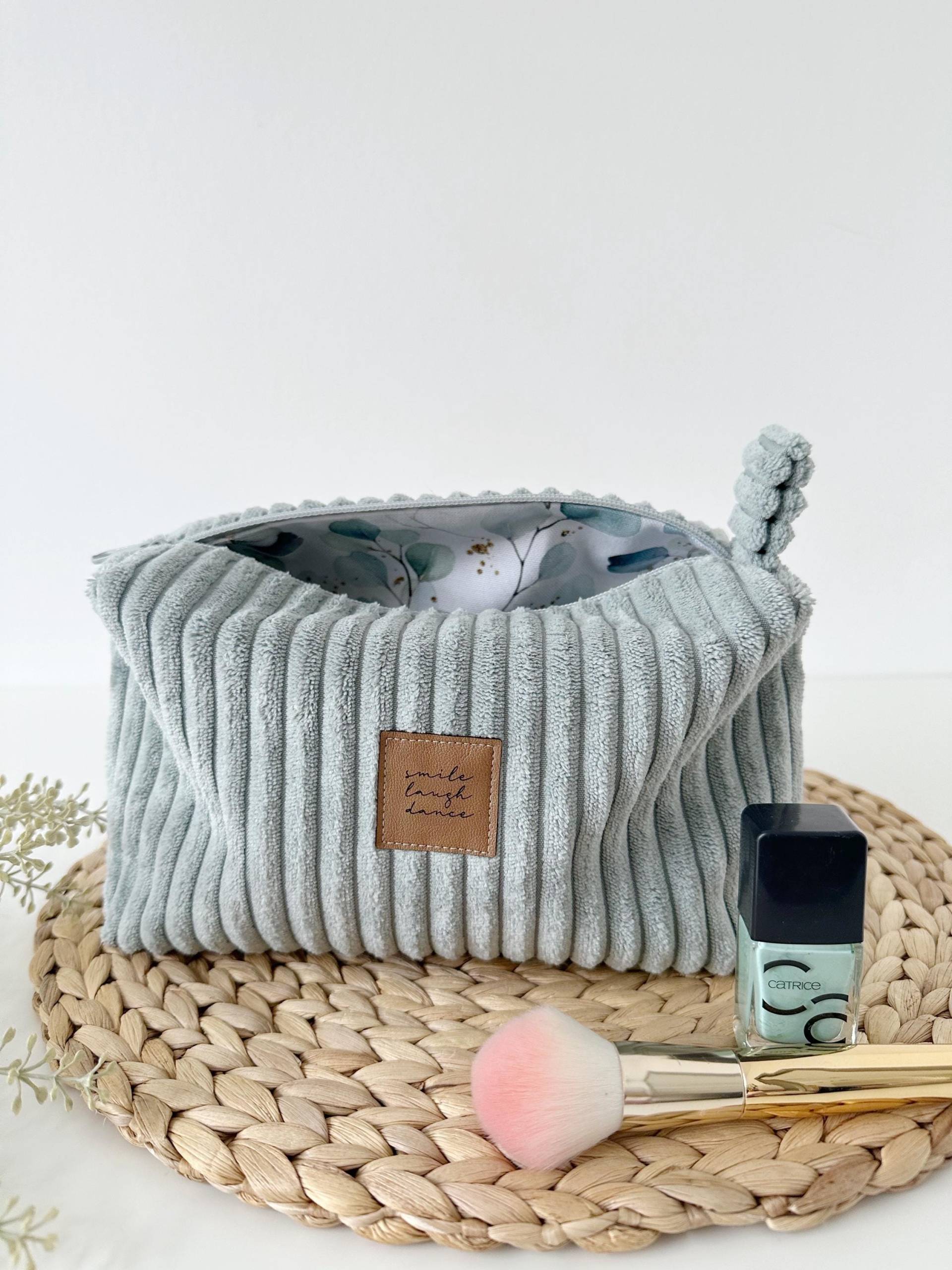 Handgemachte Kosmetiktasche Cord in Altmint Mit Eukalyptus Innenfutter // Art.nr. Ko-01-Sld-L Handgemachte Kosmetiktasche Cord in Altmint Mit Eukalyptus Innenfutter // Art.nr. Ko-01-Sld-L von LeNadelHandmade