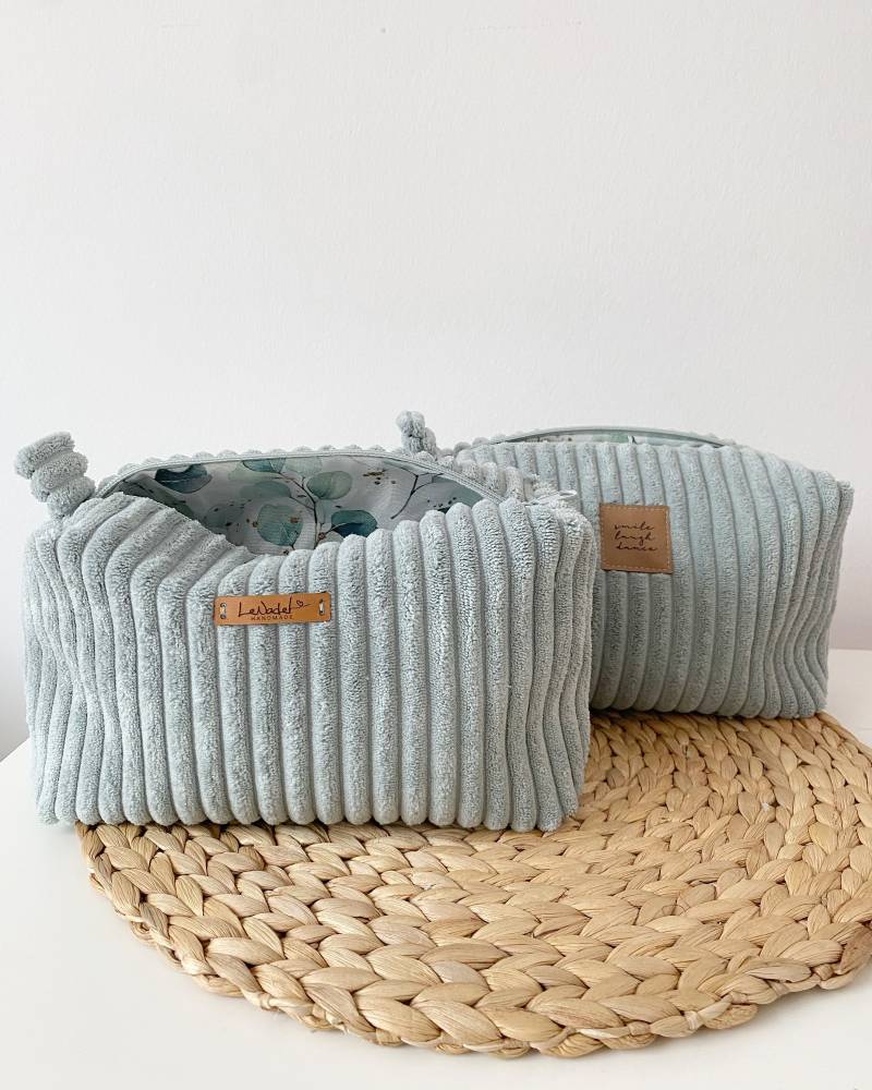 Kosmetiktasche Cord, Kosmetiktäschchen, Schminktasche, Altmint , Geschenkidee Für Sie // Art.nr. Ko-01-Ln-L Kosmetiktasche Cord, Kosmetiktäschchen, Schminktasche, Altmint , Geschenkidee Für Sie // Art.nr. Ko-01-Ln-L von LeNadelHandmade