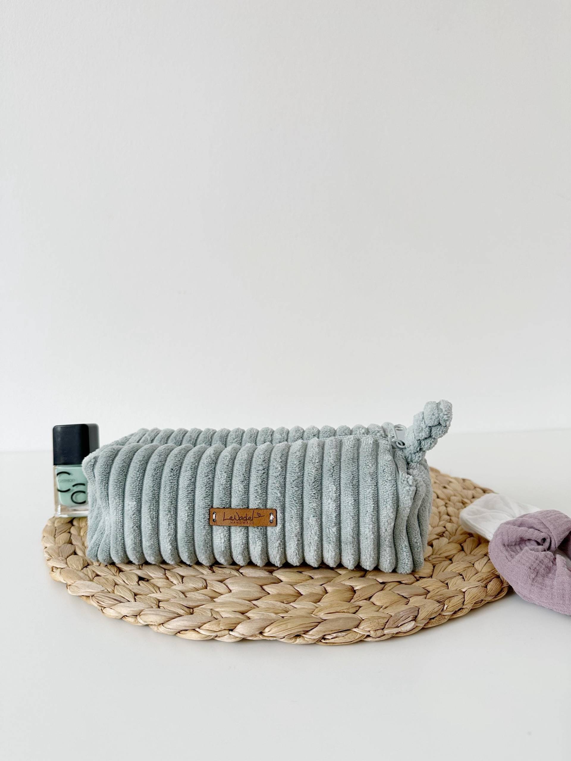 Kosmetiktasche Cord, Stiftemäppchen Kord, Make Up Tasche, Geschenk Frau Kulturtasche // Art.nr. Ko-01-Ln-F Kosmetiktasche Cord, Stiftemäppchen Kord, Make Up Tasche, Geschenk Frau Kulturtasche // Art.nr. Ko-01-Ln-F von LeNadelHandmade