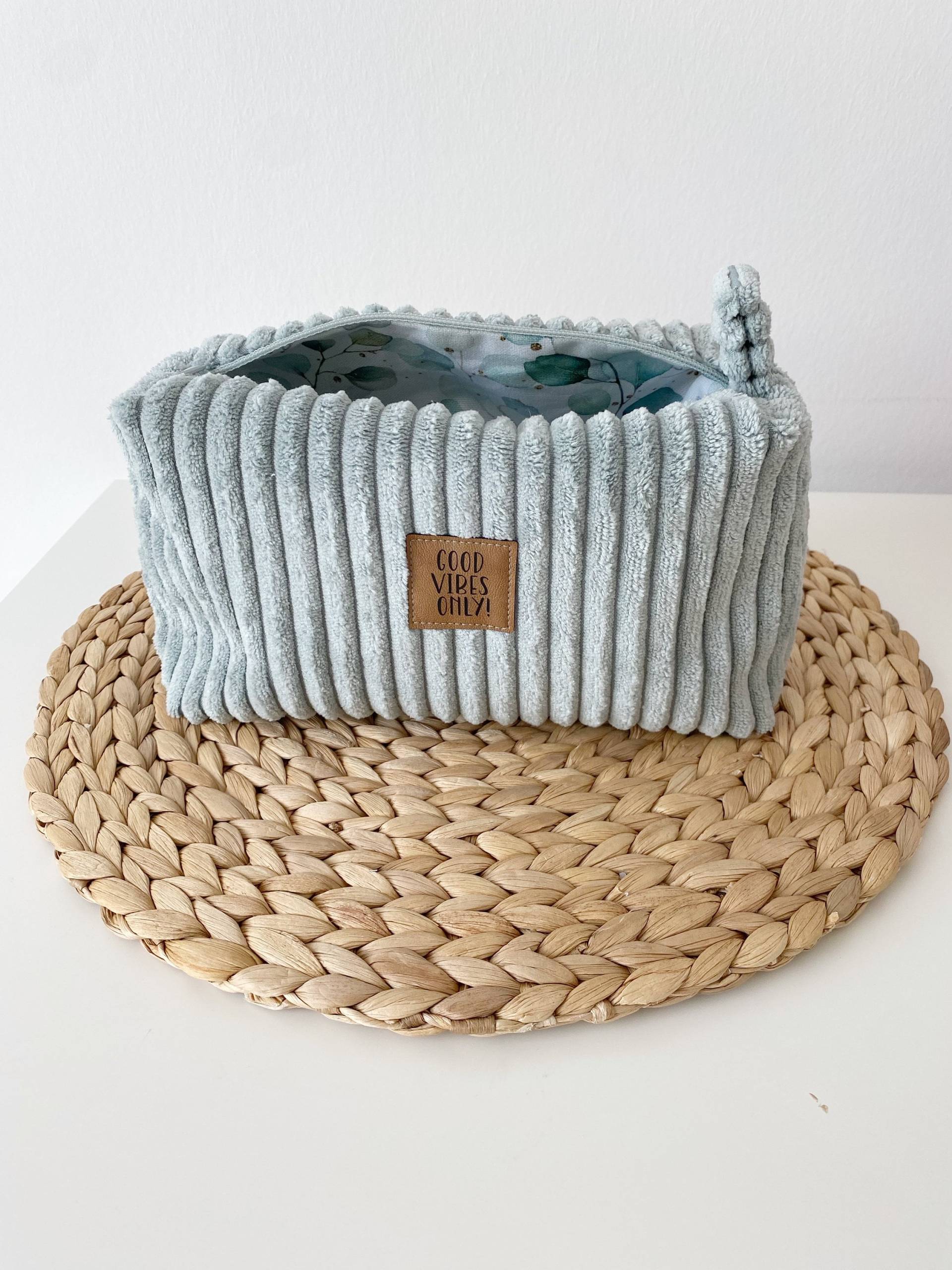 Kosmetiktasche Cord Altmint, Schminktasche, Make Up Tasche, Kosmetiktäschchen, Geschenkidee Ostern Für Sie // Art.nr. Ko-01-Gvo-L von LeNadelHandmade