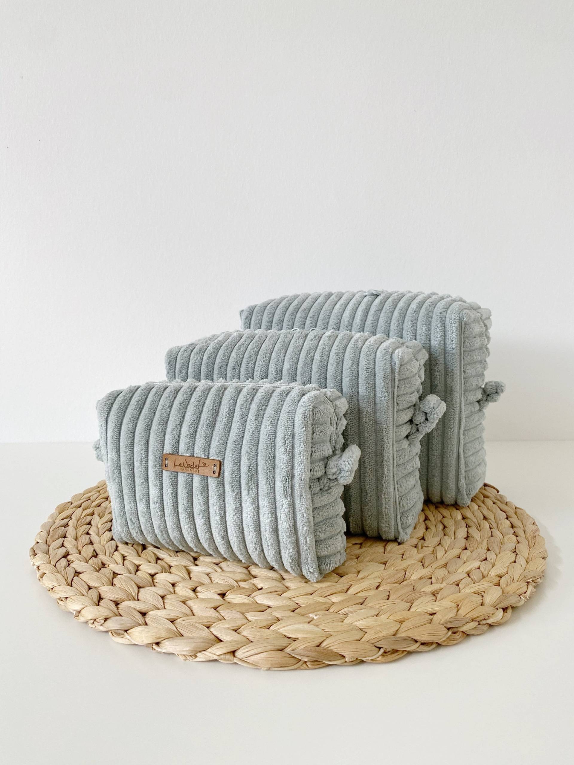 Kosmetiktasche Cord Altmint Eukayptus Kulturbeutel Wickeltasche Oster Geschenkidee Mama Freundin Braut Wählbar in Drei Größen Kosmetiktasche Cord Altmint Eukayptus Kulturbeutel Wickeltasche Oster Geschenkidee Mama Freundin Braut Wählbar in Drei Größen von LeNadelHandmade