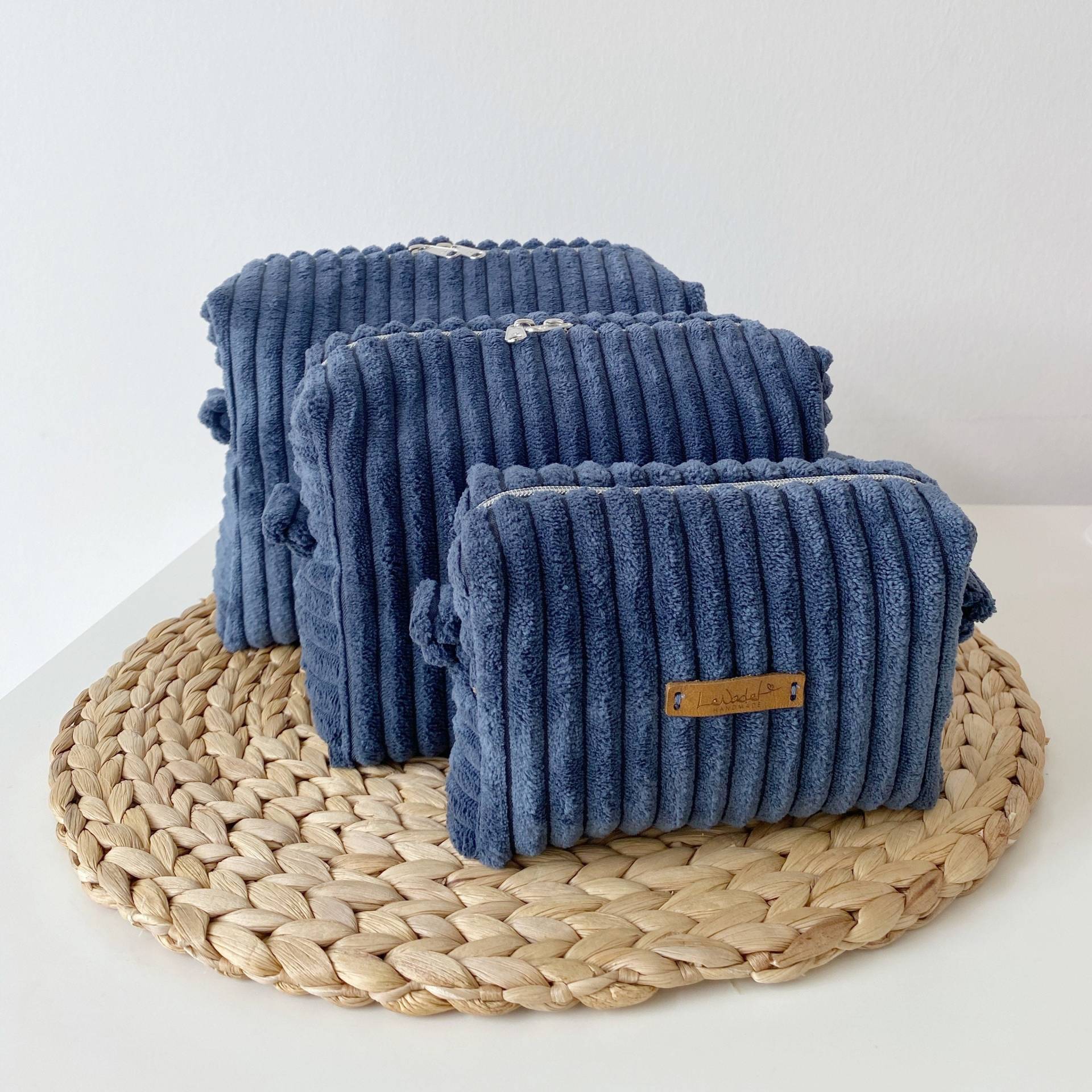 Kosmetiktasche Cord Wählbar in Drei Größen Blau Blumenmuster Innenfutter Weihnachten Geschenkidee Für Sie Kosmetiktasche Cord Wählbar in Drei Größen Blau Blumenmuster Innenfutter Weihnachten Geschenkidee Für Sie von LeNadelHandmade