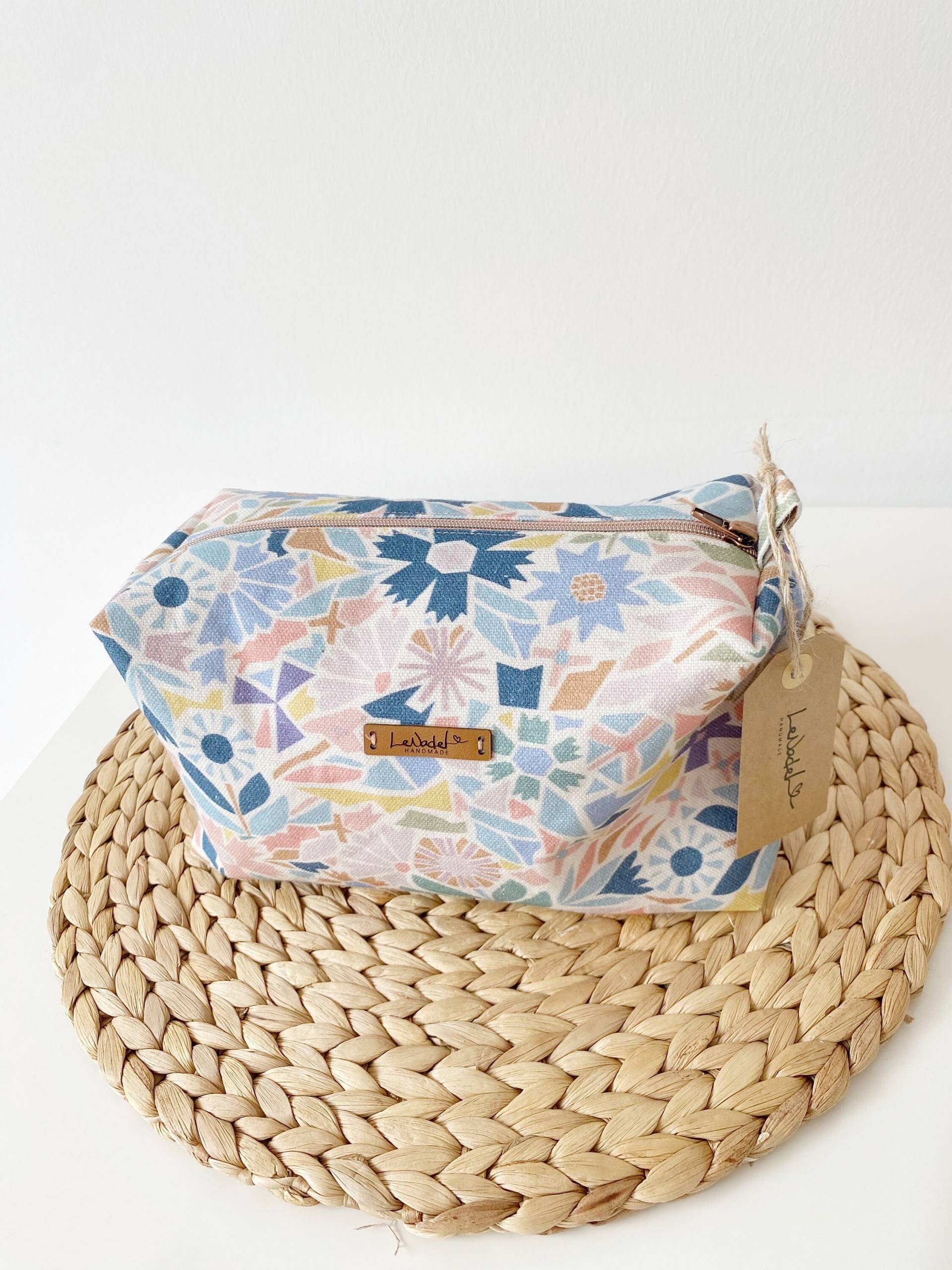 Kosmetiktasche Mit Abstrakten Muster in Pastellfarben // Art.nr. Ko-03-Ln-L Kosmetiktasche Mit Abstrakten Muster in Pastellfarben // Art.nr. Ko-03-Ln-L von LeNadelHandmade