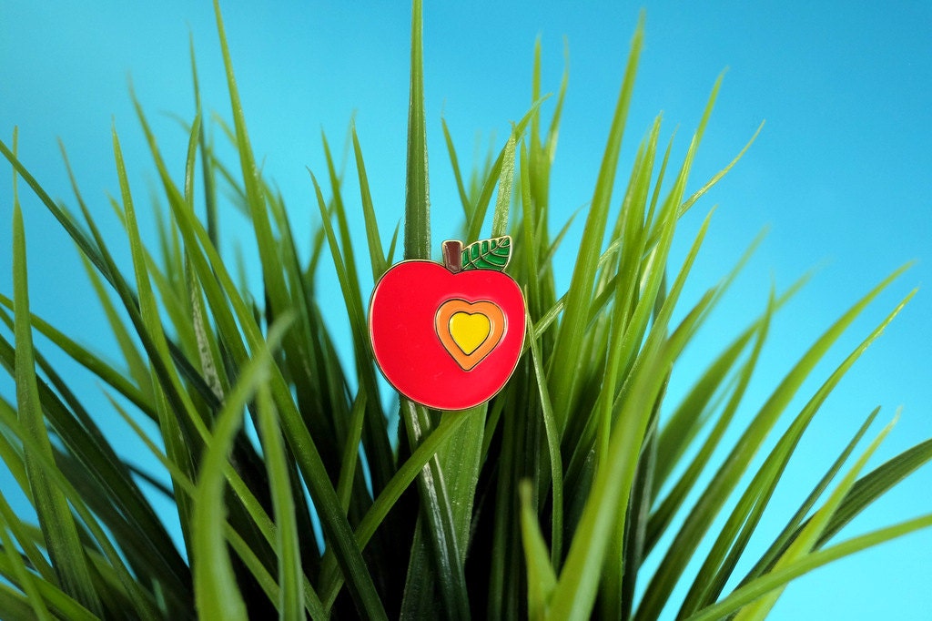 Roter Liebesapfel Emaillierter Stift. Apfelbrosche. Originaljuwel. Gelbes Herz, Grünes Blatt. Emaille Und Metall - Der Fliegende Panda von LePandaVolant