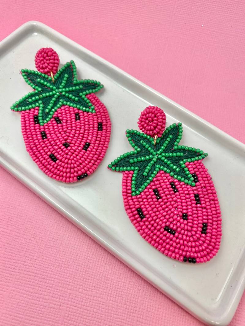 Rosa Perlen Erdbeer-Ohrringe Leichter Chirurgenstahl Rosa Perlen Erdbeer-Ohrringe Leichter Chirurgenstahl von LePetitBijouBoutique