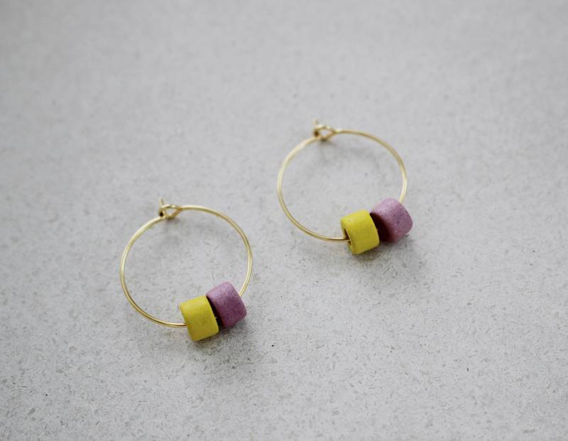 Creolen Ohrschmuck Ohrringe Vergoldet Keramikperlen Minimalistisch Gelb Dunkelrosa von LePetitParadis