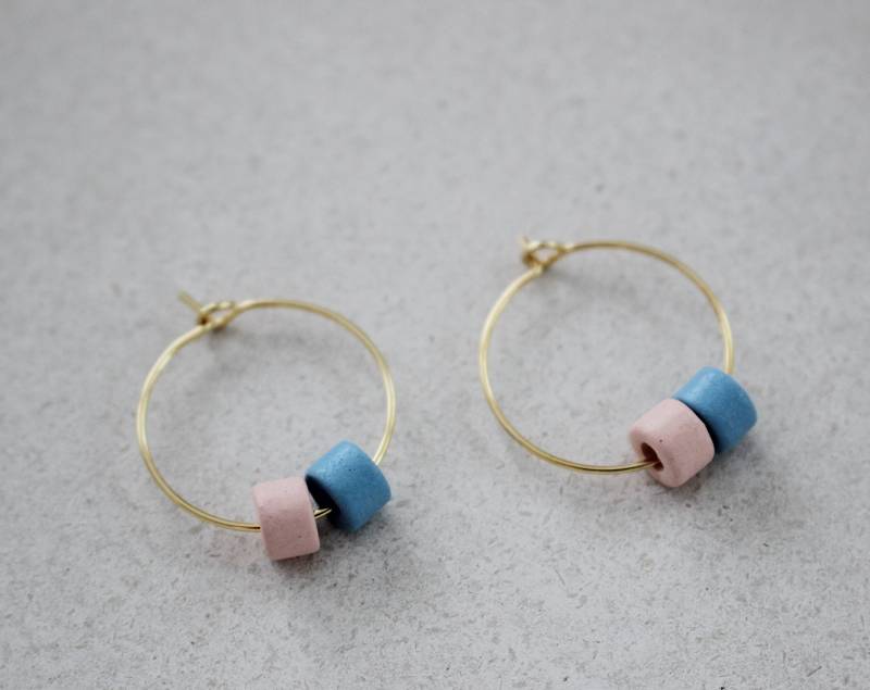 Creolen Ohrschmuck Ohrringe Vergoldet Keramikperlen Minimalistisch Hellblau Hellrosa Pastell von LePetitParadis
