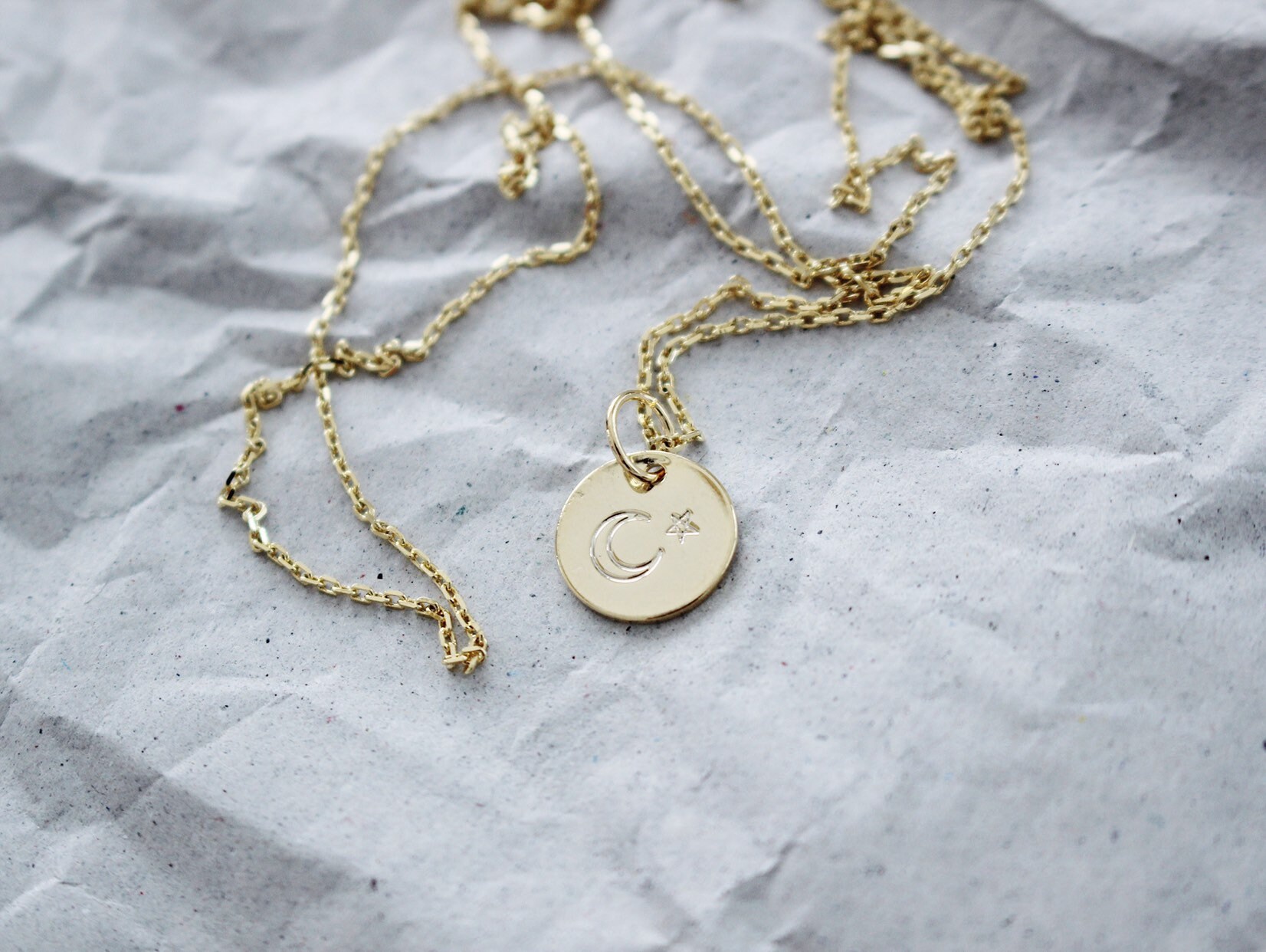 Kurze Kette Mit Rundem Anhänger Mond Und Stern Gravur Vergoldet Kurze Kette Mit Rundem Anhänger Mond Und Stern Gravur Vergoldet von LePetitParadis