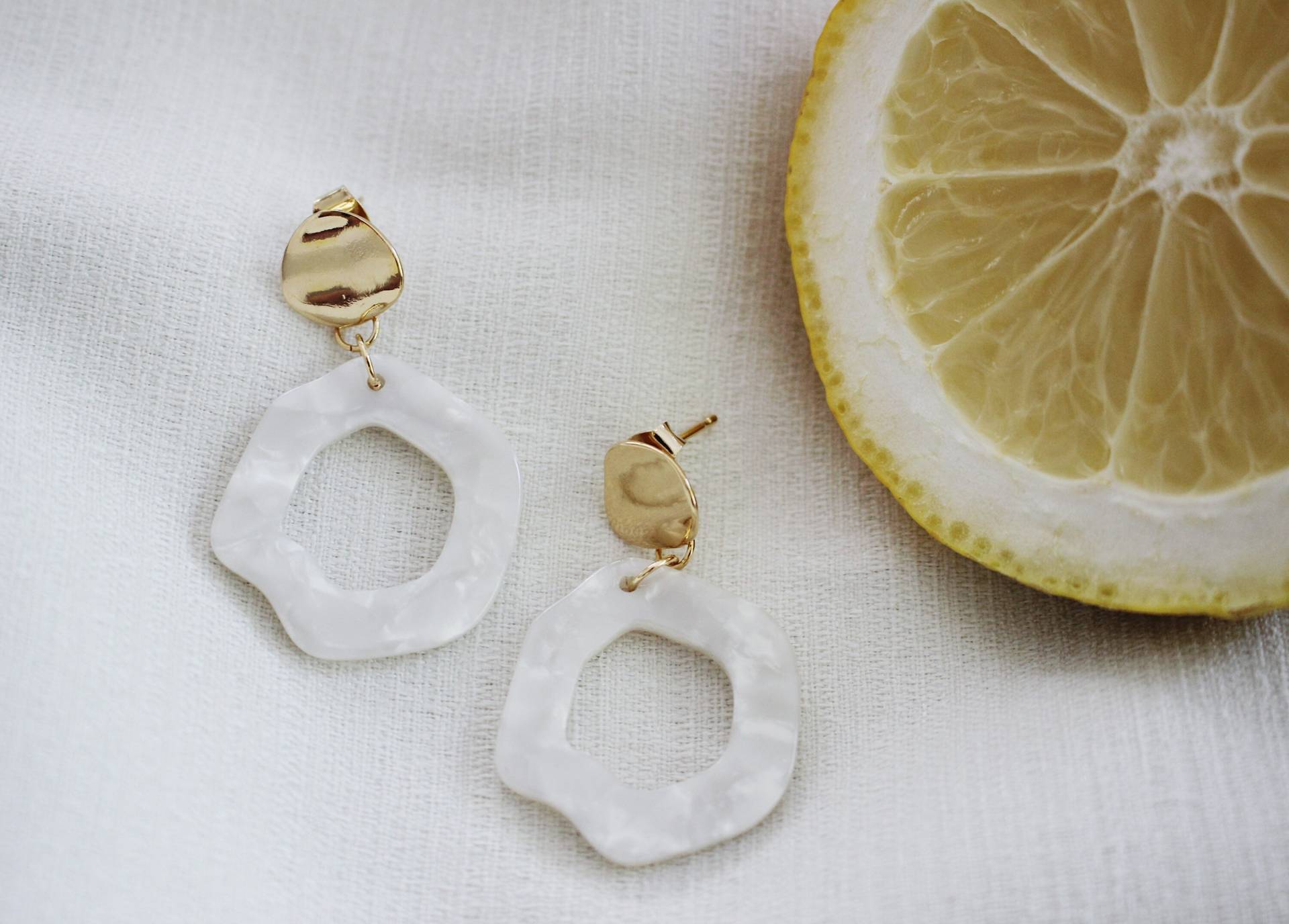 statement Ohrhänger Ohrringe Perlmutt Weiß Gold statement Ohrhänger Ohrringe Perlmutt Weiß Gold von LePetitParadis