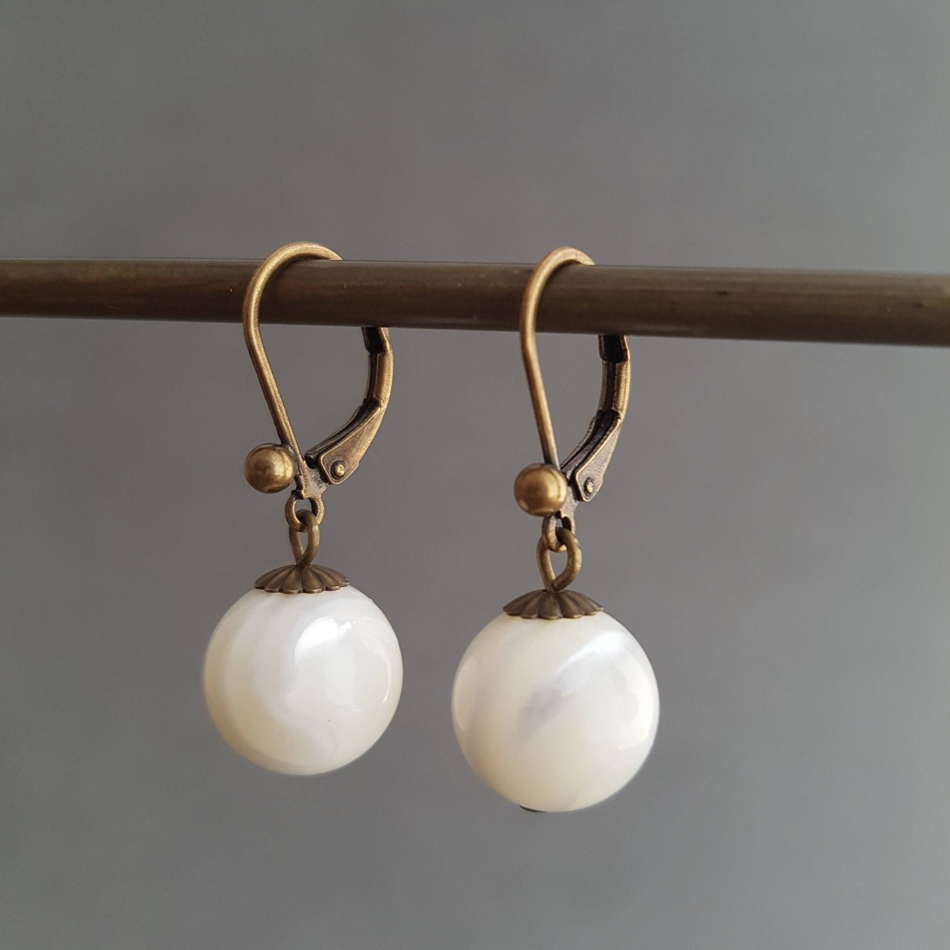 Perlmutt-Ohrringe, Antike Schläfer, Baumelnde Ohrringe Mit Weißer Perle, Vintage-Inspirierter Schmuck, Geschenk Für Frauen Perlmutt-Ohrringe, Antike Schläfer, Baumelnde Ohrringe Mit Weißer Perle, Vintage-Inspirierter Schmuck, Geschenk Für Frauen von LePetitParisBoutique