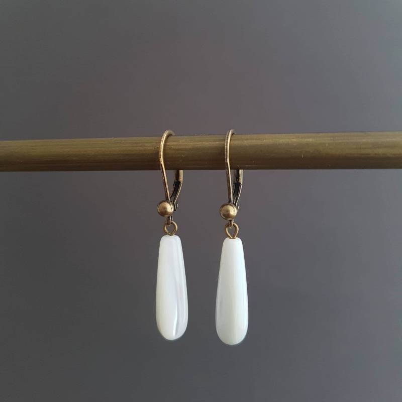 Weiße Perlmutt-Tropfenohrringe, Leicht Baumelnder Ohrring, Hochzeitsohrring, Geschenk Für Sie von LePetitParisBoutique